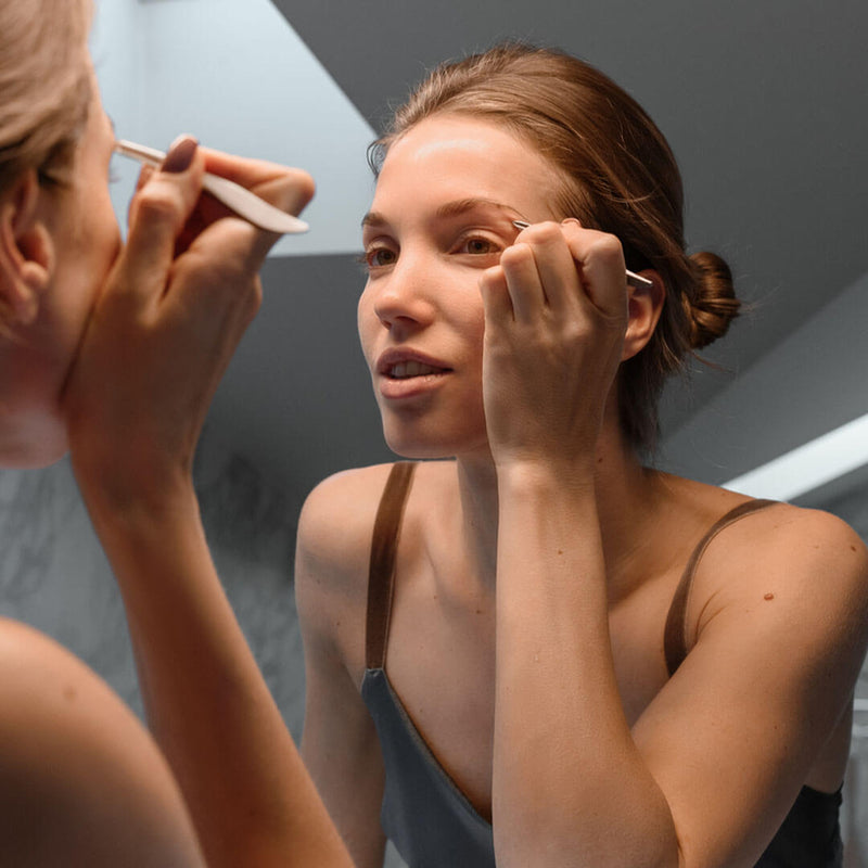 ¿Cejas demasiado depiladas? Esto es lo que debes hacer