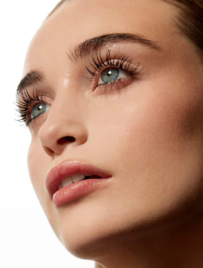 PESTAÑAS Y CEJAS: EL SECRETO DE UN LOOK MINIMALISTA
